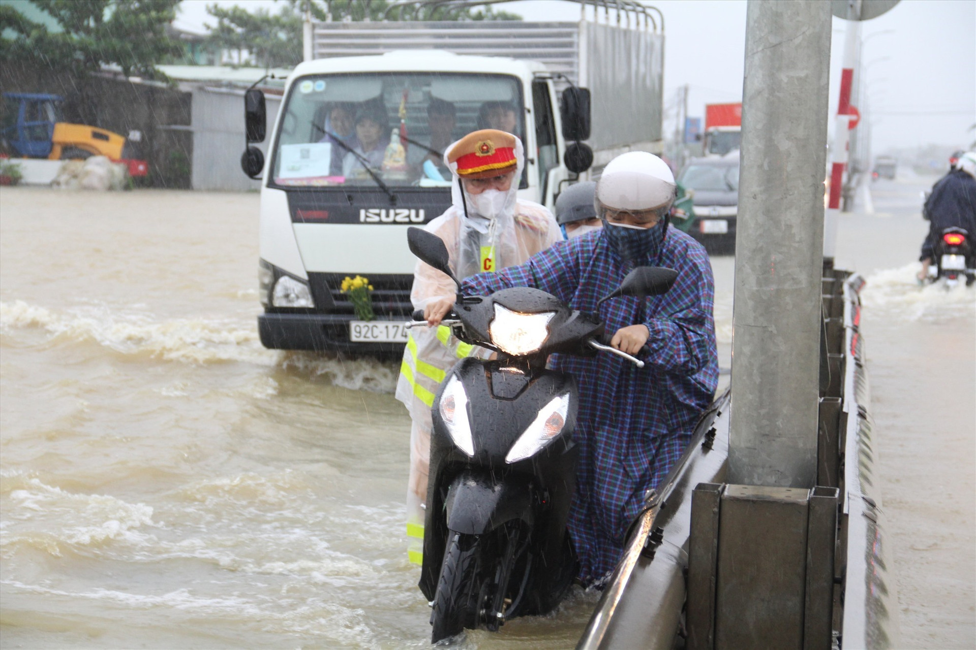 Mưa lũ gây ngập lụt diện rộng trên nhiều huyện, thành phố. Ảnh: T.C