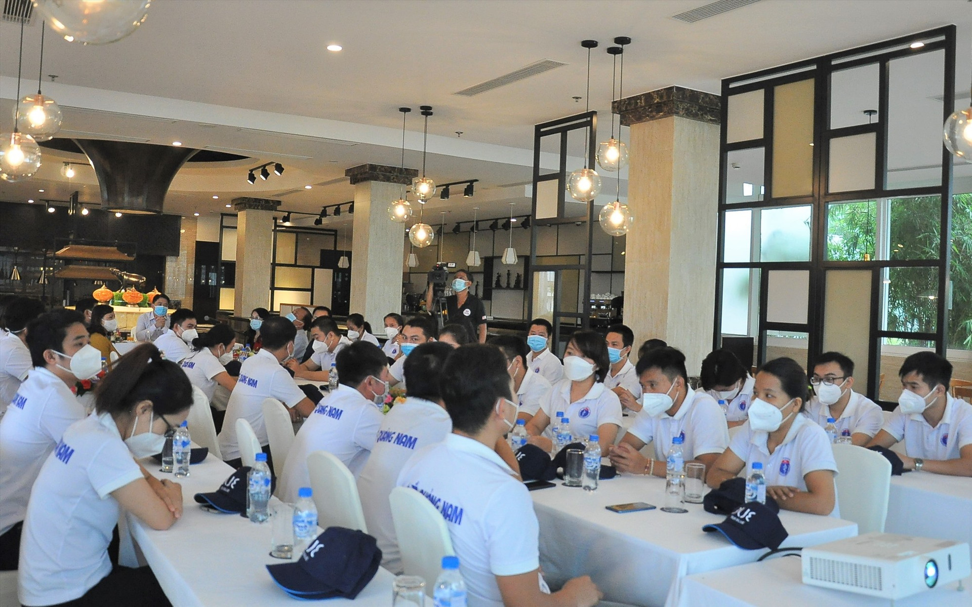 Các bộ y tế Quảng Nam tham gia hỗ trợ phòng chống dịch tại TP.Hồ Chí Minh dự buổi gặp mặt tuyên dương. Ảnh: VINH ANH