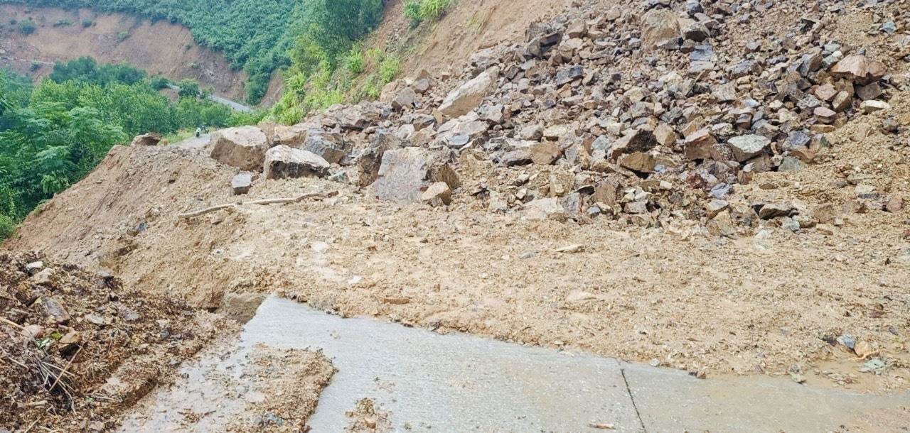Hàng ngàn m3 đất đá đổ xuống tuyến ĐH5. NS ( từ cầu treo đi thôn Tứ Nhũ, xã Quế Lâm). Ảnh MINH THÔNG
