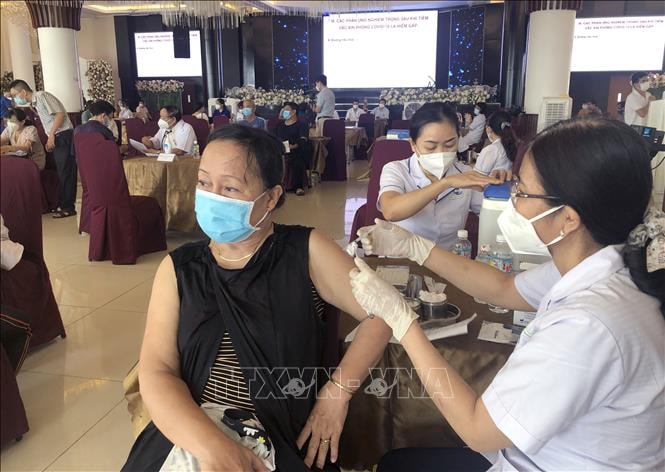 Tiêm vaccine phòng Covid-19 cho người dân tại các địa phương. Ảnh: TTXVN.