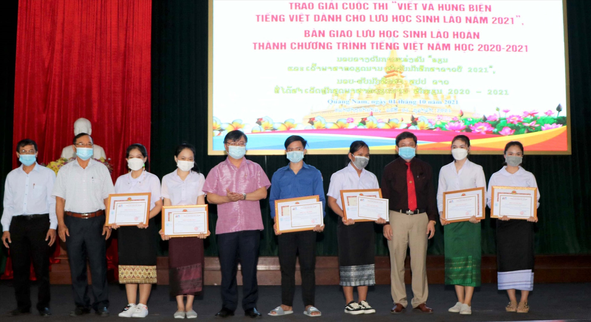 Đại diện Sở Ngoại vụ, Trường Đại học Quảng Nam tặng giấy khen và trao chứng nhận cho sinh viên Lào đoạt giải tại cuộc thi. Ảnh: N.T.C.C