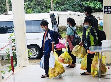 Các bệnh nhân mắc Covid-19 của huyện Phước Sơn được xuất viện tại BV Phạm Ngọc Thạch. Ảnh: THANH THẢO