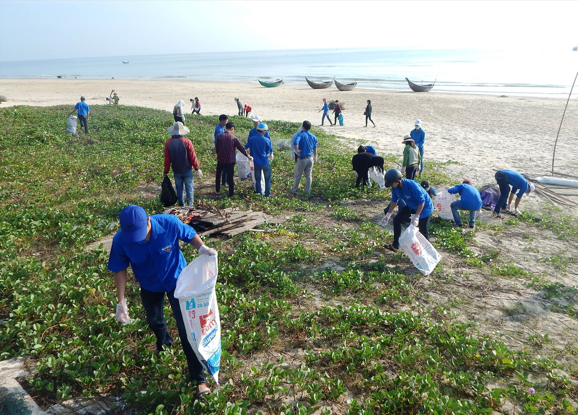 Thanh niên tham gia làm sạch môi trường biển,