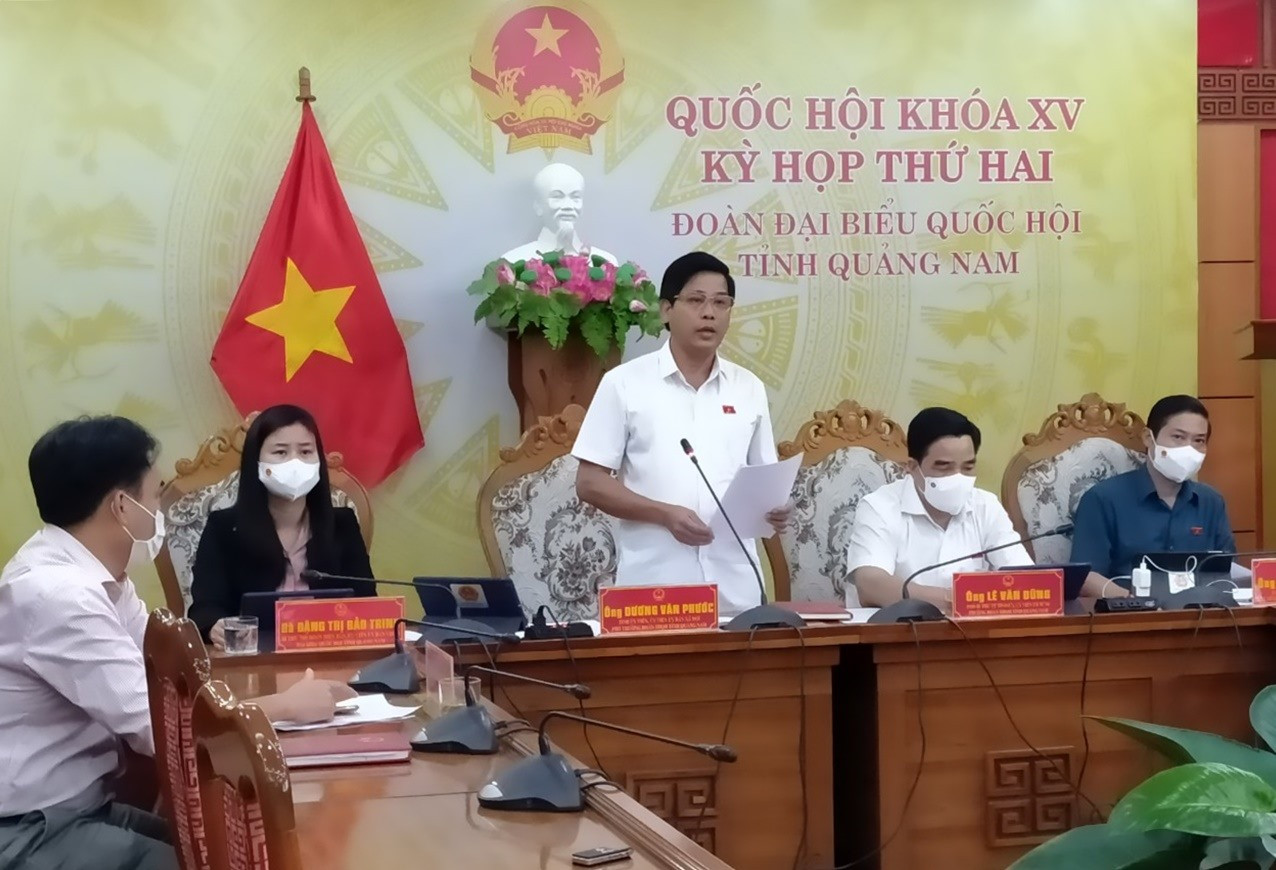 Phó Trưởng đoàn ĐBQH tỉnh Dương Văn Phước phát biểu thảo luận trực tuyến chiều ngày 25.10. Ảnh: N.Đ