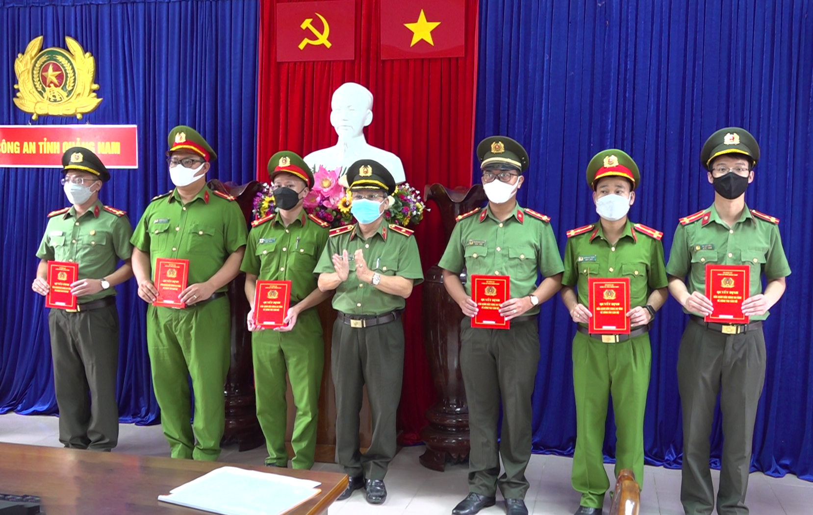 Thiếu tướng Nguyễn Đức Dũng trao quyết định cho các đồng chí được điều động.