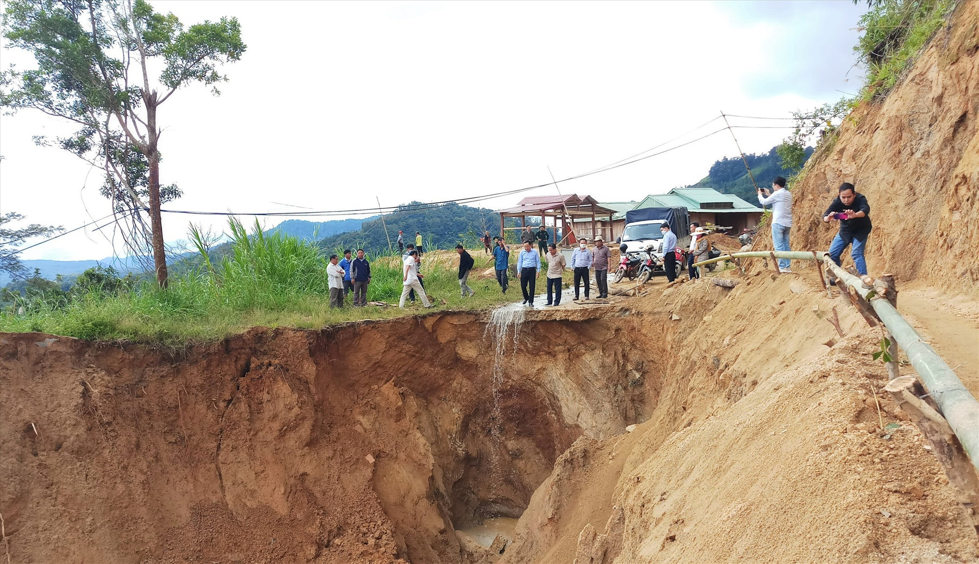 Một đoạn đường tại thôn Arooi (xã Ga Ry, Tây Giang) bị đứt gãy sau mưa lũ khiến việc đi lại của người dân gặp rất nhiều khó khăn. Ảnh: A.N