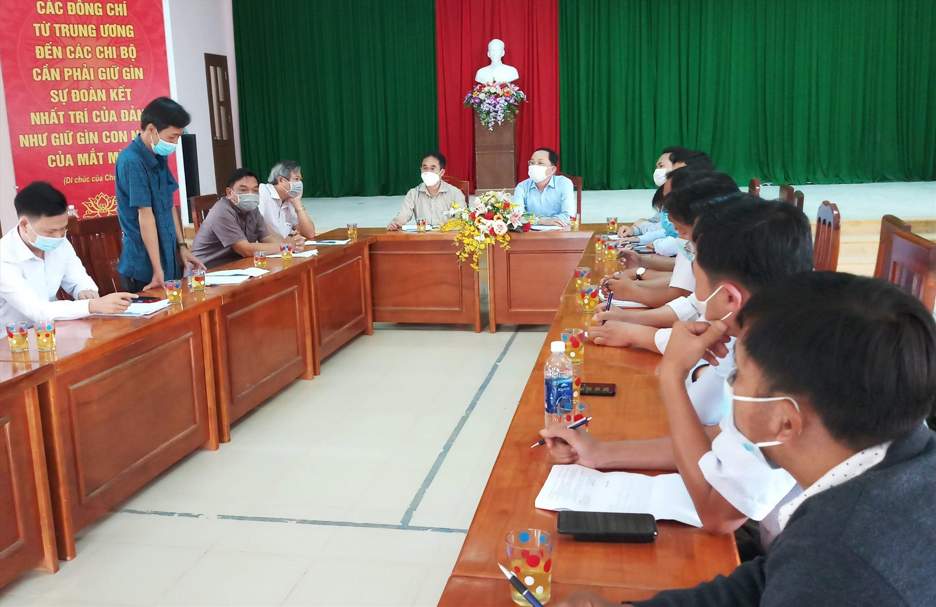 Sau buổi khảo sát thực tế, Phó Chủ tịch UBND tỉnh Trần Anh Tuấn đã có buổi làm việc với huyện Tây Giang, thống nhatá các phương án khắc phục thiên tai sắp tới. Ảnh: A.N