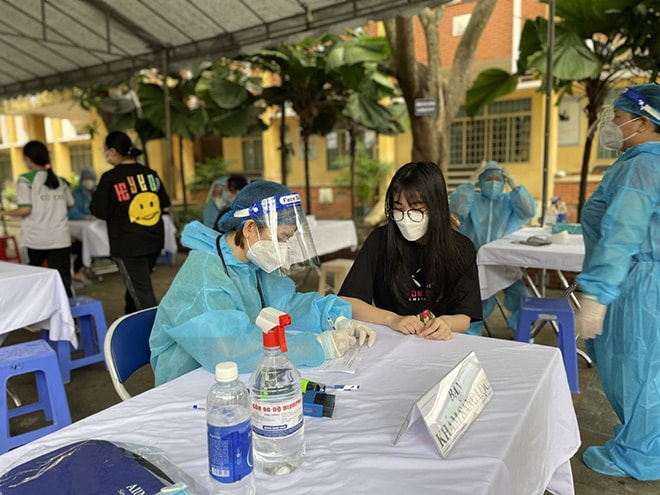 Học sinh được khám sàng lọc trước khi tiêm.