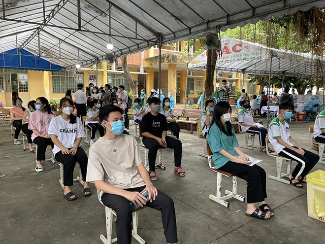 Khu vực học sinh ngồi đợi sau tiêm được bố trí ngồi giãn cách.