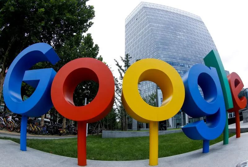 Logo thương hiệu của Alphabet Inc của Google được nhìn thấy bên ngoài văn phòng của nó ở Bắc Kinh. Ảnh: Reuters