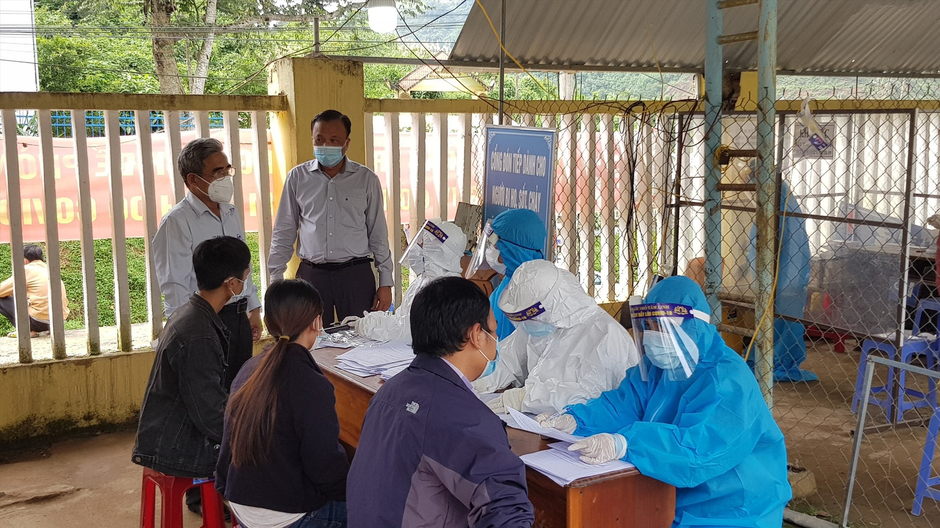 Ngành Y tế bổ sung lực lượng, khẩn trương truy vết, khoanh vùng các ổ dịch tại huyện Nam Trà My.  Ảnh:V.M
