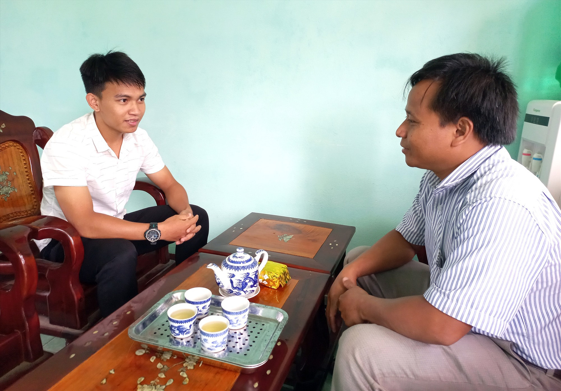 Phó Bí thư Thường trực Đảng ủy xã Zà Hung trao đổi công việc với đảng viên trẻ Bnướch Nguyệt. Ảnh: C.T