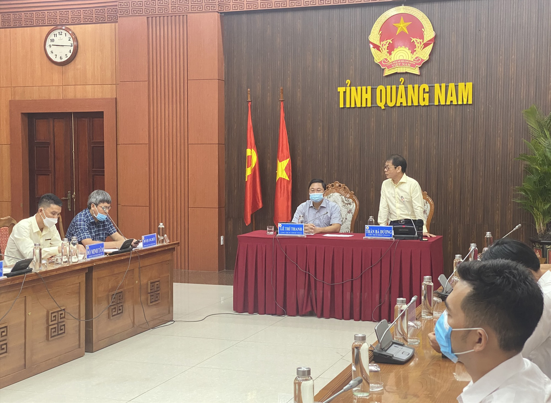 Chủ tịch UBND tỉnh Lê Trí Thanh và Chủ tịch HĐQT Thaco Trần Bá Dương chủ trì hội nghị trực tuyến kêu gọi đầu tư vào ngành cơ khí và công nghiệp hỗ trợ tại Chu Lai. Ảnh: T.D