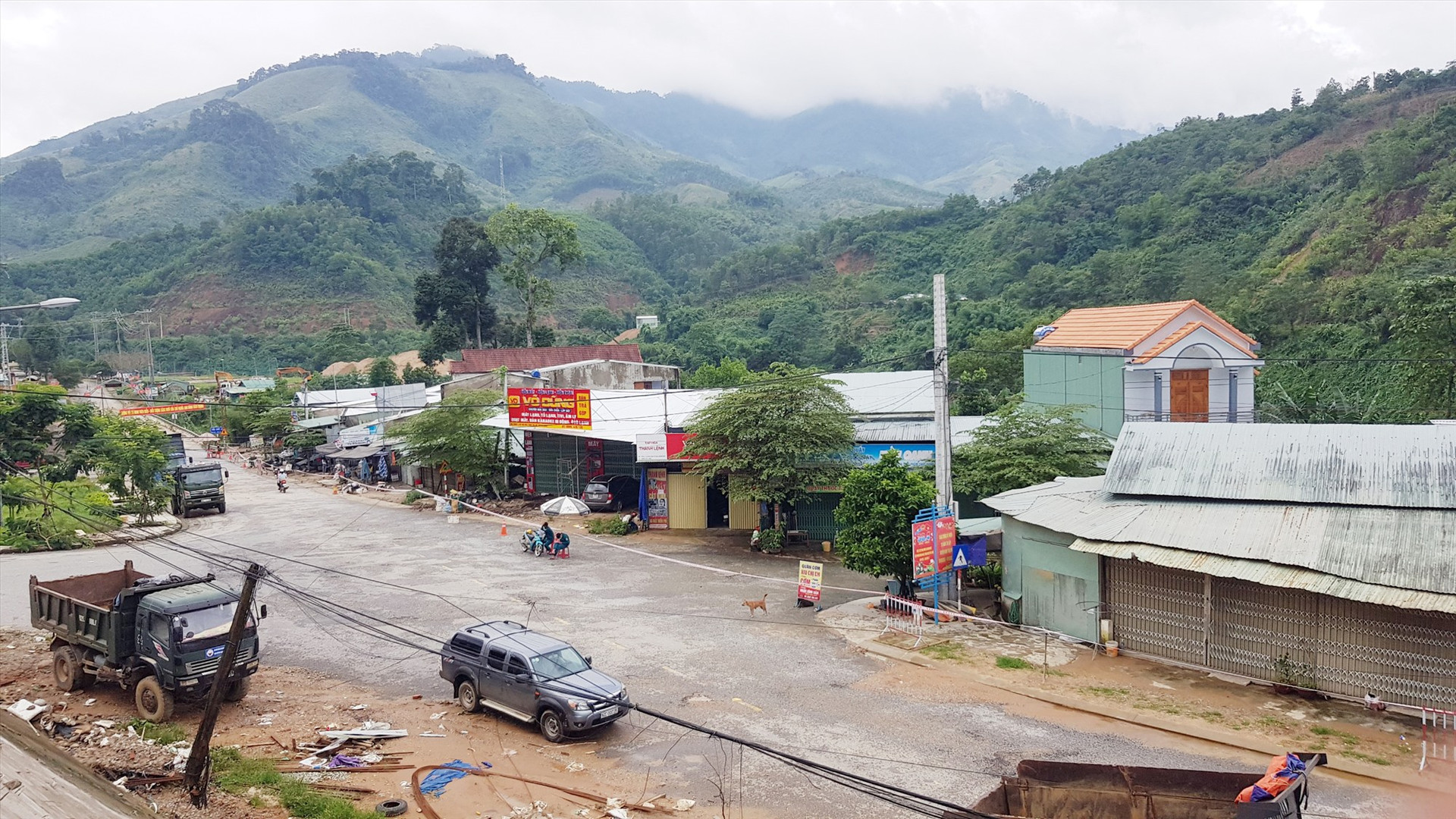 Một khu vực phong tỏa để phòng chống Covid-19 tại trung tâm xã Trà Mai, huyện Nam Trà My. Ảnh: HOÀNG THỌ