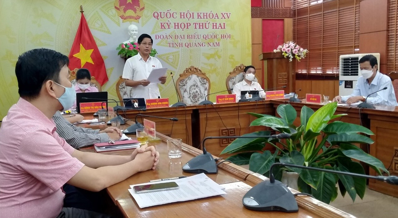 Phó Trưởng đoàn ĐBQH tỉnh Dương Văn Phước phát biểu thảo luận trực tuyến về dự án Luật Thi đua - khen thưởng sửa đổi sáng nay 28.10. Ảnh: N.Đ