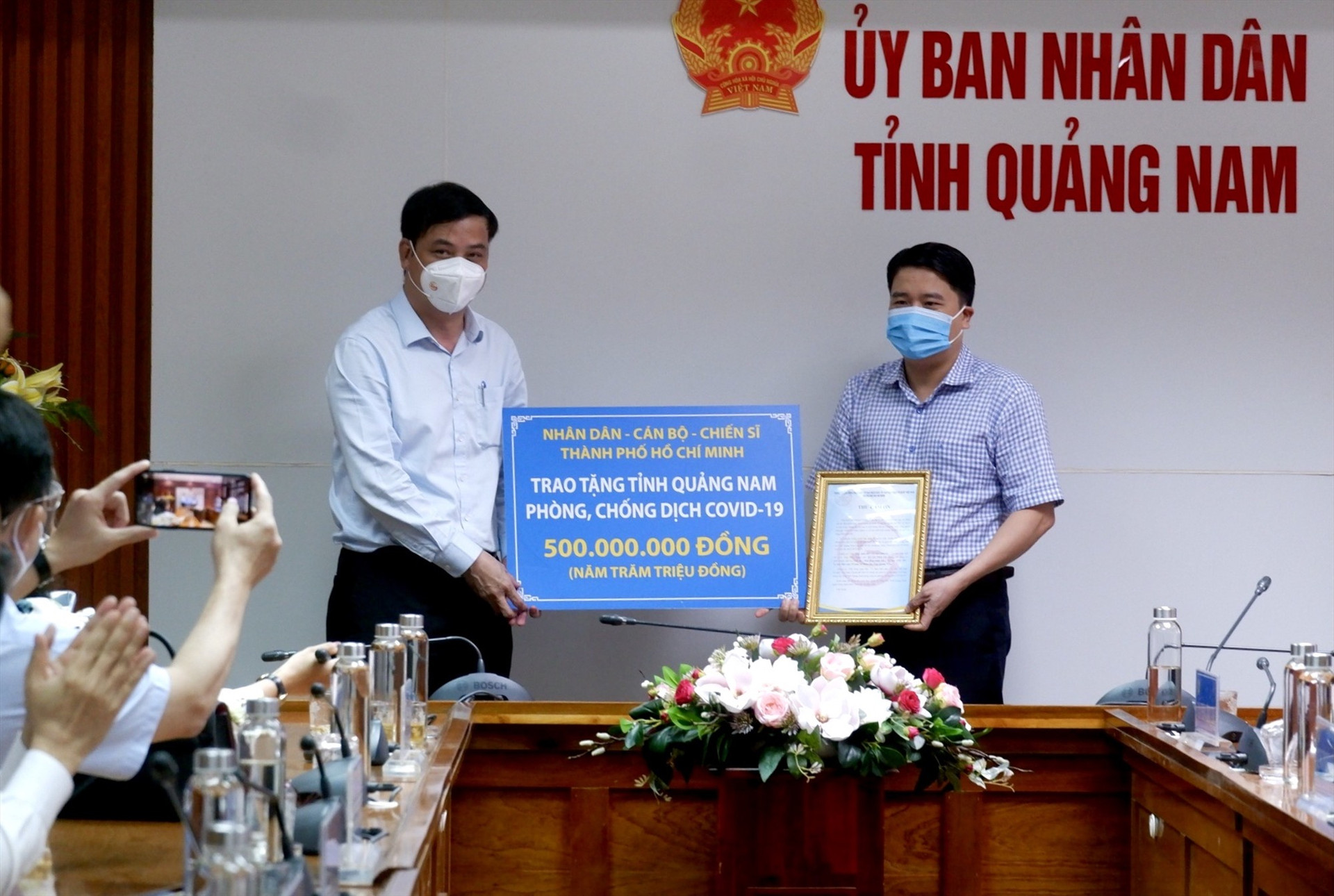 Đoàn công tác của Ban Thường vụ Thành ủy TP.Hồ Chí Minh tặng quà và hỗ trợ của Quảng Nam. Ảnh: X.H