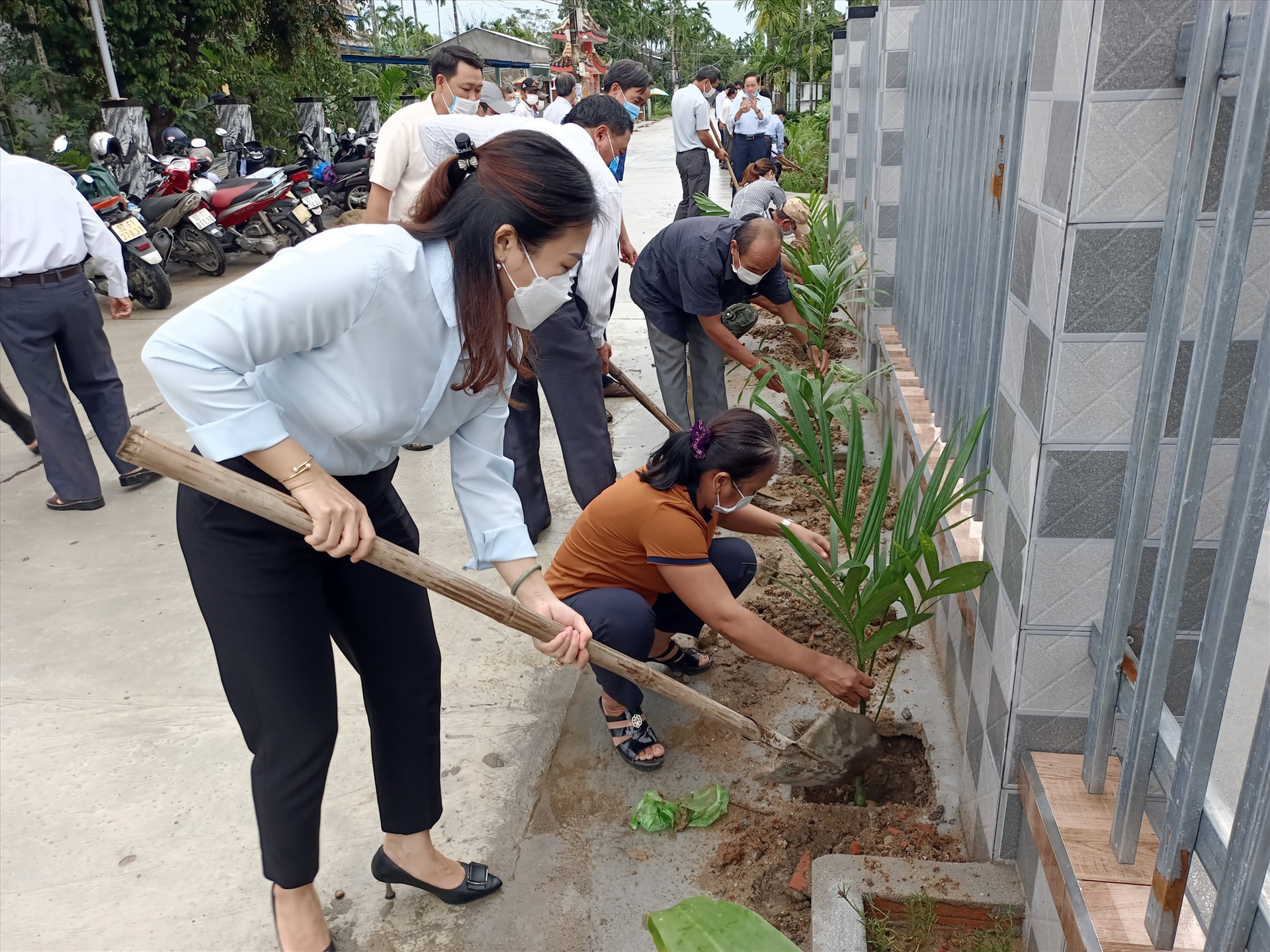 Cán bộ, hội viên nông dân huyện Duy Xuyên tham gia trồng cây.