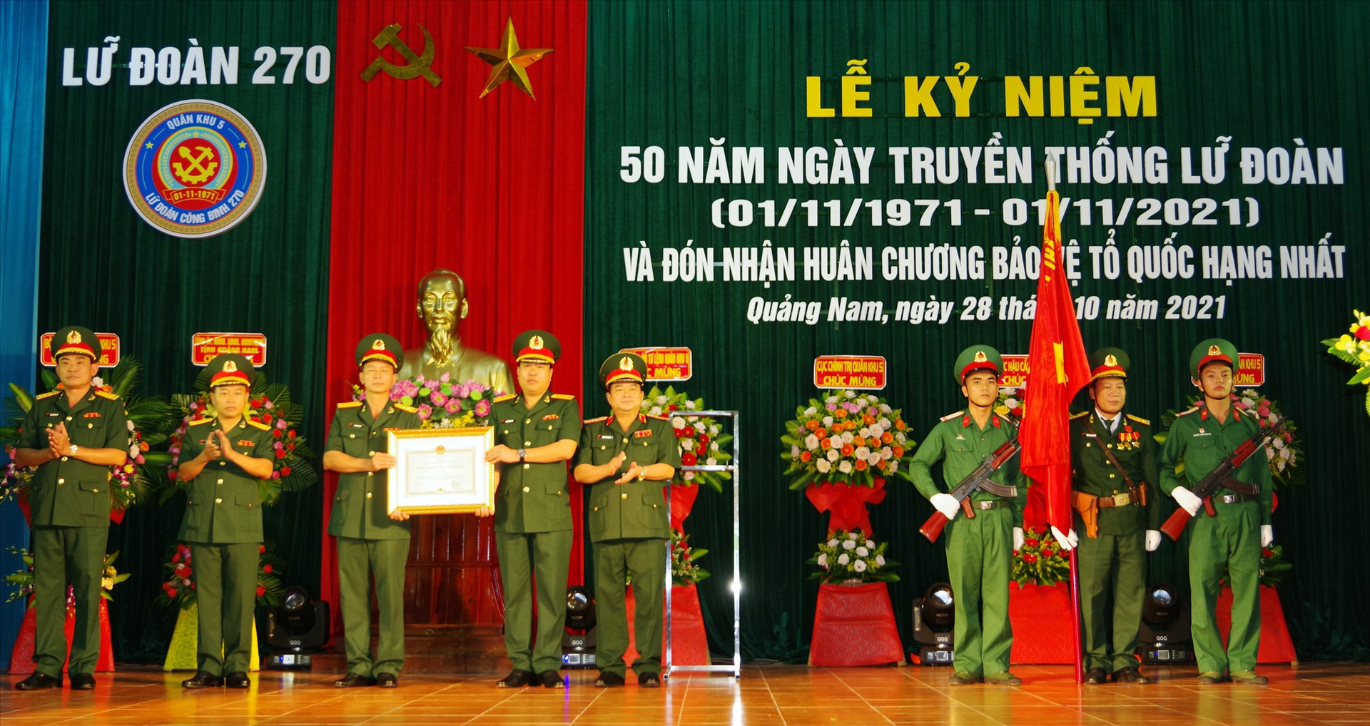 Lữ đoàn 270 tổ chức đón nhận huân chương bảo vệ Tổ quốc hạng nhất.