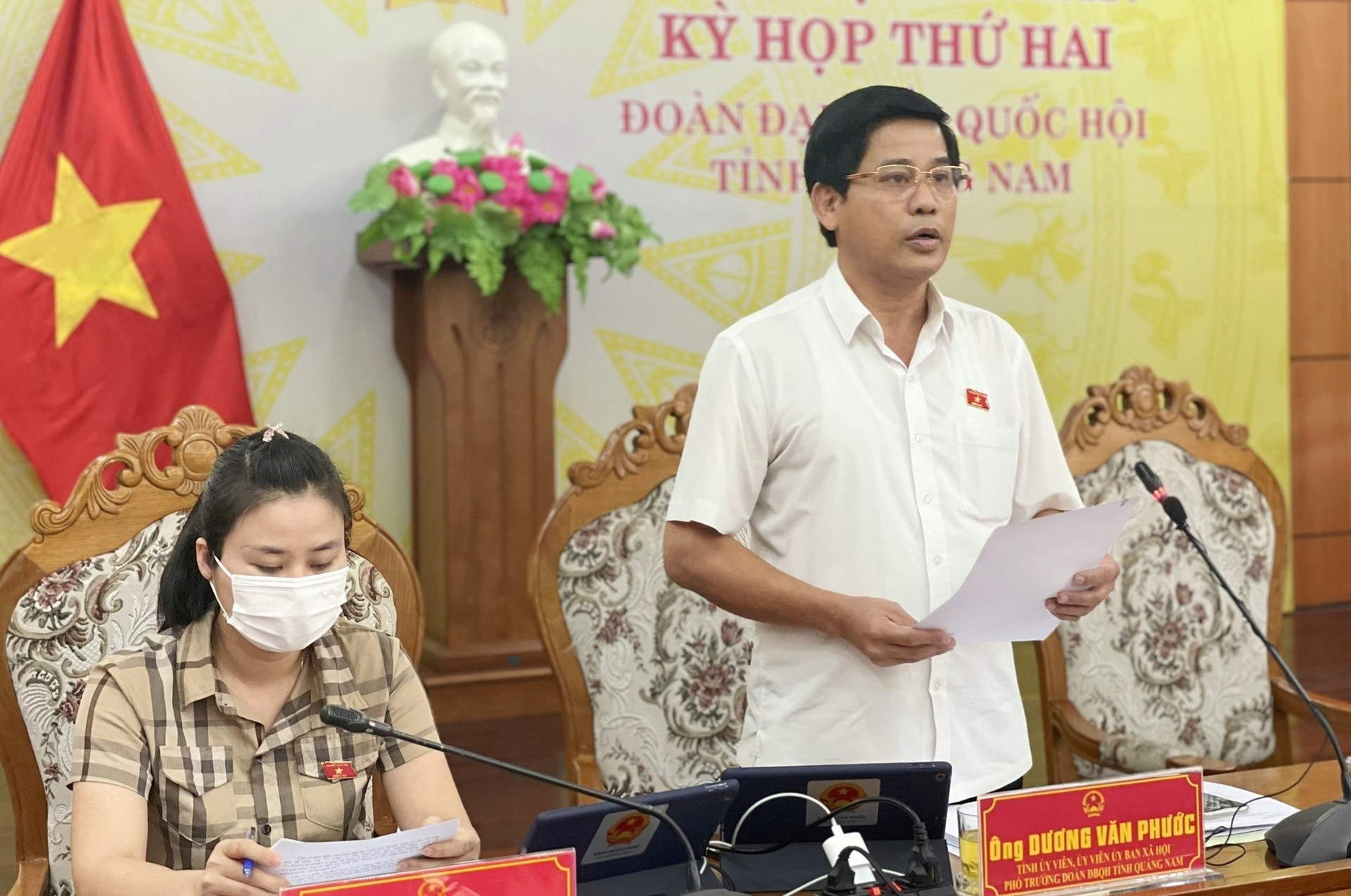 Phó Trưởng đoàn ĐBQH tỉnh Dương Văn Phước phát biểu thảo luận trực tuyến dự án Luật Kinh doanh bảo hiểm (sửa đổi). Ảnh: N.Đ