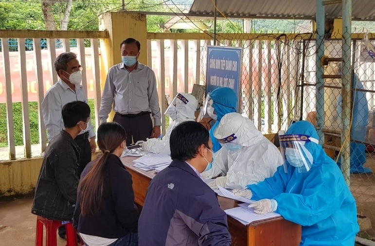 Ngành y tế khẩn trương truy vết, khoanh vùng các ổ dịch tại huyện Nam Trà My. Ảnh:V.M