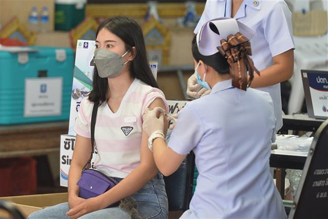 Nhân viên y tế tiêm vaccine ngừa Covid-19 cho người dân ở Bangkok, Thái Lan, ngày 8-10-2021. Ảnh: THX/TTXVN