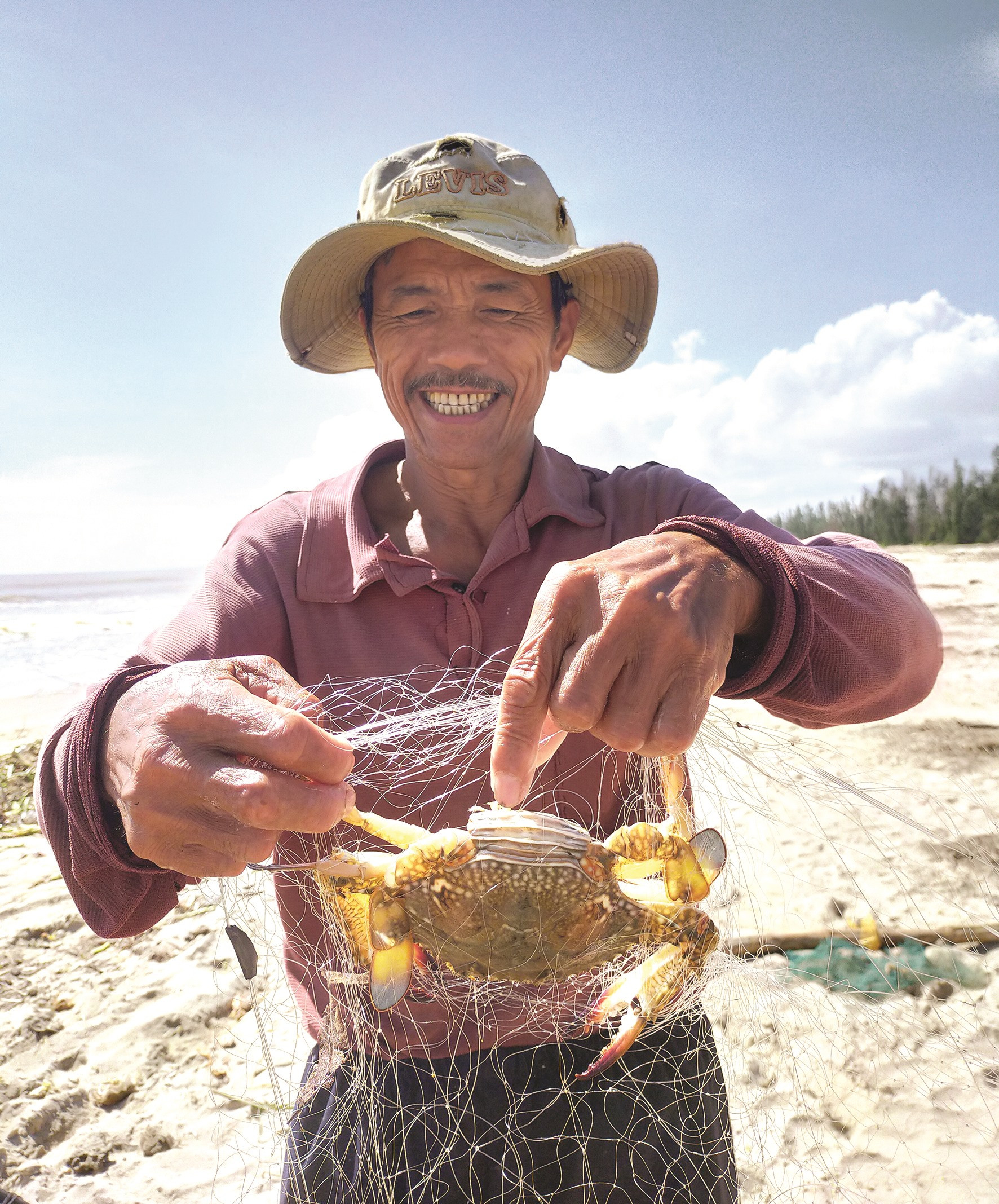 Mùa này nước nguồn về nên phong phú các loại hải sản ven bờ. Ông Nguyễn Văn Đồng đánh bắt được nhiều ghẹ hơn cá, ngoài ghẹ xanh, ghẹ 3 chấm, còn có ghẹ sò, giá mùa này dao động 200.000 đồng/kg.