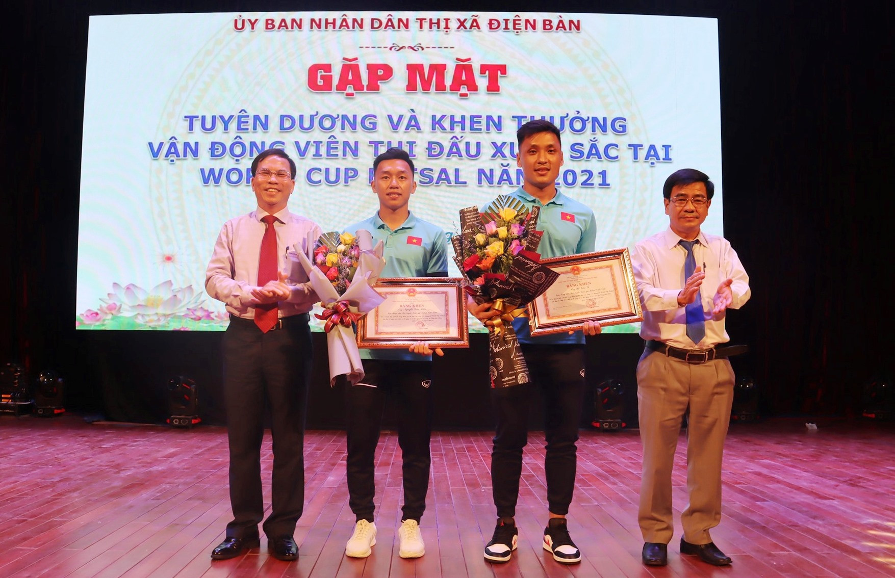 Lãnh đạo Sở VH-TT&DL và Thị ủy Điện Bàn trao bằng khen của Chủ tịch UBND tỉnh Quảng Nam đến hai vận động viên. Ảnh: Q.T