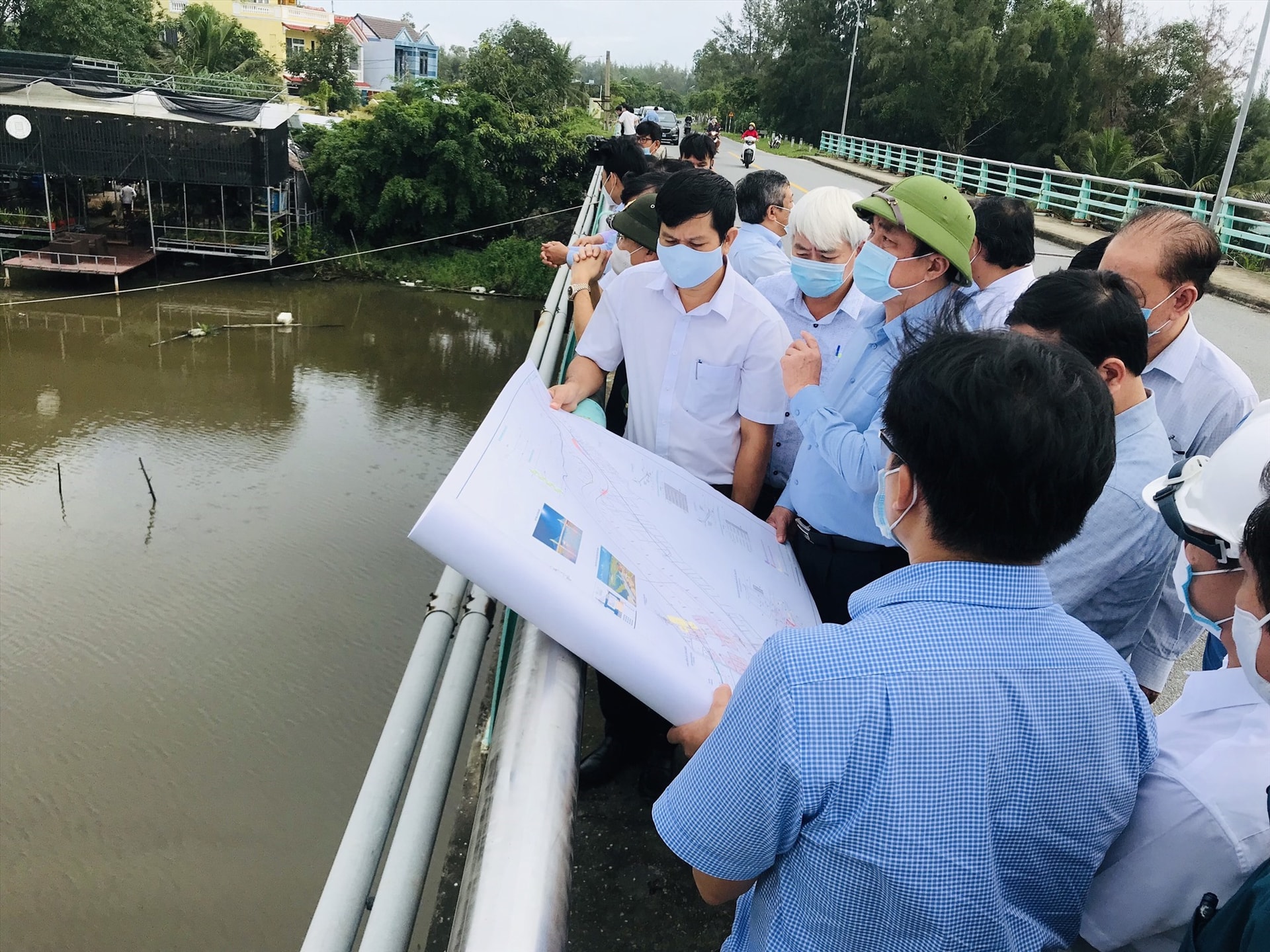 Bí thư Tỉnh ủy Phan Việt Cường nghe báo cáo tiến độ nạo vét dự án sông Cổ Cò. Ảnh: Q.T