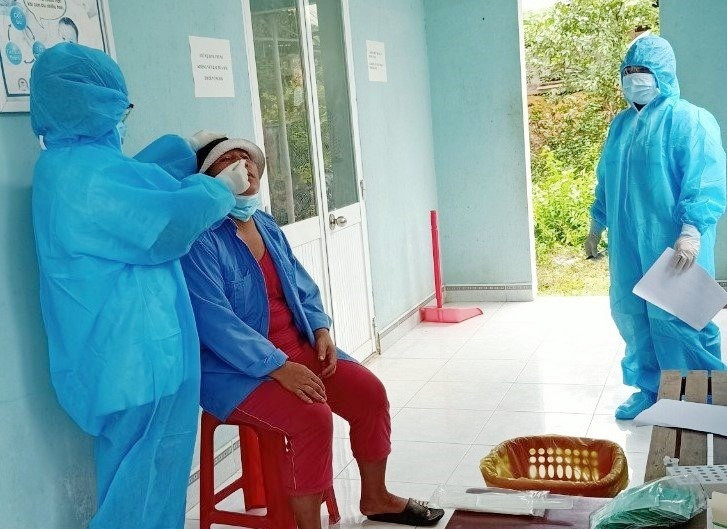 Lực lượng Y tế huyện Bắc Trà My làm việc xuyên đêm truy vết, lấy mẫu xét nghiệm, test nhanh các trường hợp khả nghi tại xã Trà Bui.