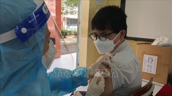 Tiêm vaccine phòng COVID-19 cho trẻ 12- 17 tuổi tại Bình Dương. Ảnh: TTXVN