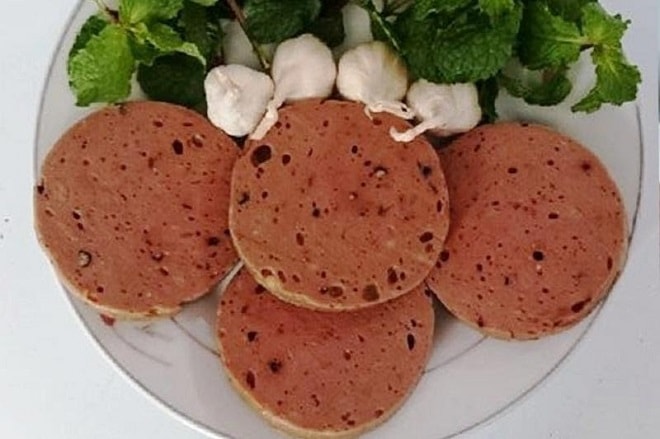 Khoanh chả cắt ra có màu hồng bắt màu và mùi thơm đặc trưng.
