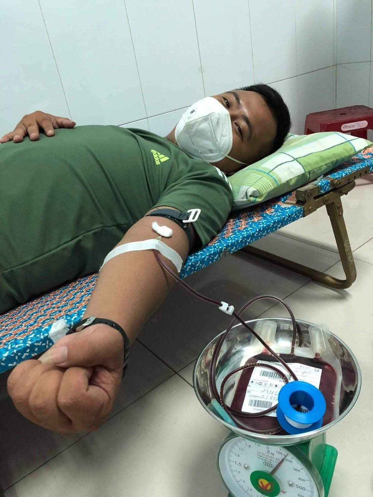 Một thành viên trong CLB Ngân hàng máu Trái Tim Hông tham gia hiến máu. Ảnh: HH.