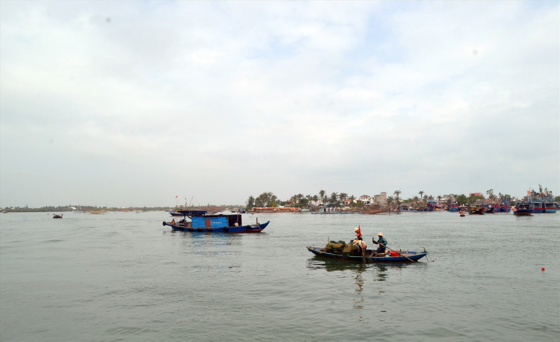 Ngư dân khai thác hải sản trái phép bằng lờ Trung Quốc ở ven biển Cửa Đại, Hội An.Ảnh: VIỆT NGUYỄN