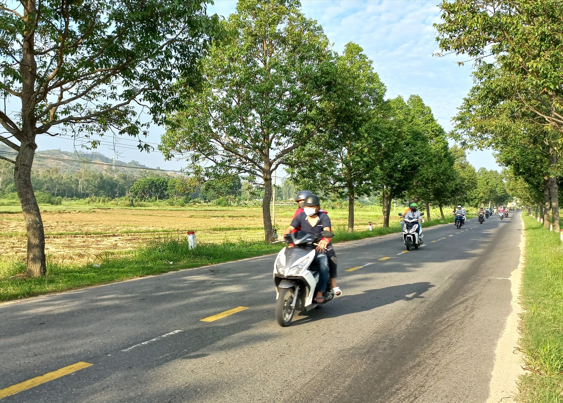 Đi lấn làn, phần đường dễ gây xung đột với phương tiện đi ngược chiều. Ảnh: S.C