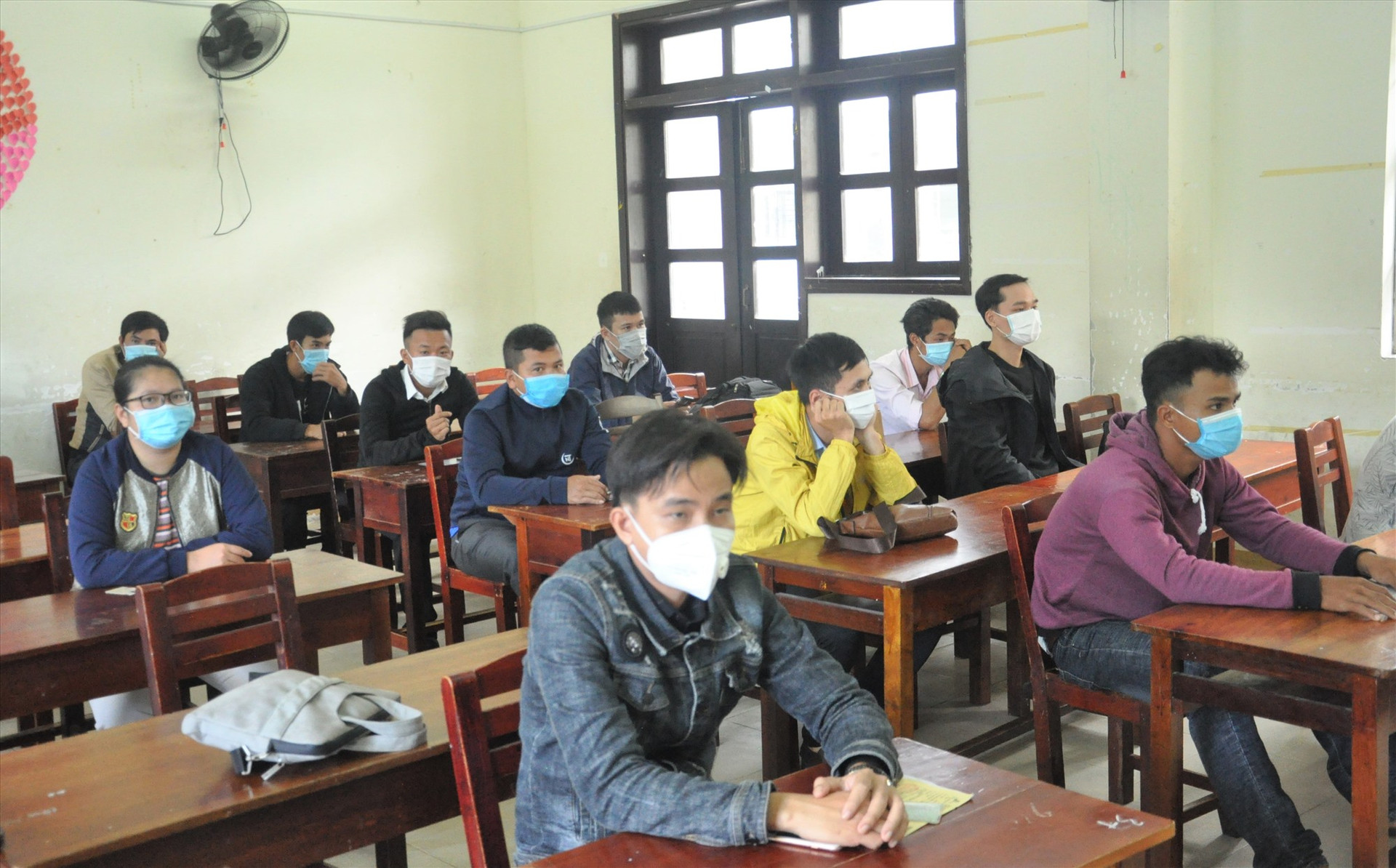 TS tại điểm thi THPT chuyên Nguyễn Bỉnh Khiêm nghe phổ biến quy chế thi. Ảnh: X.P