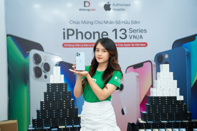 Trên tay mẫu iPhone 13 Pro Max xanh nhạt