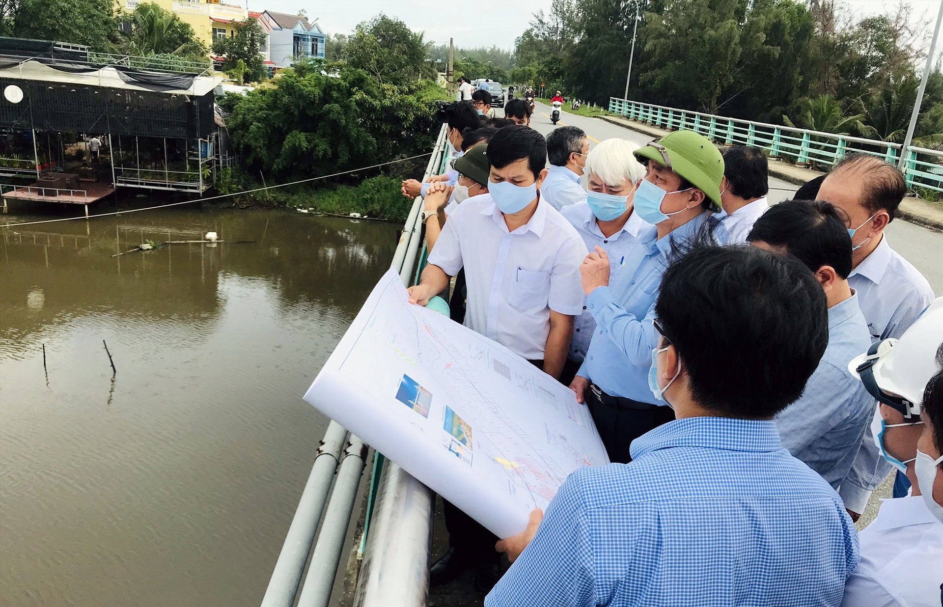 Bí thư Tỉnh ủy Phan Việt Cường kiểm tra tiến độ nạo vét dự án sông Cổ Cò. Ảnh: Q.T