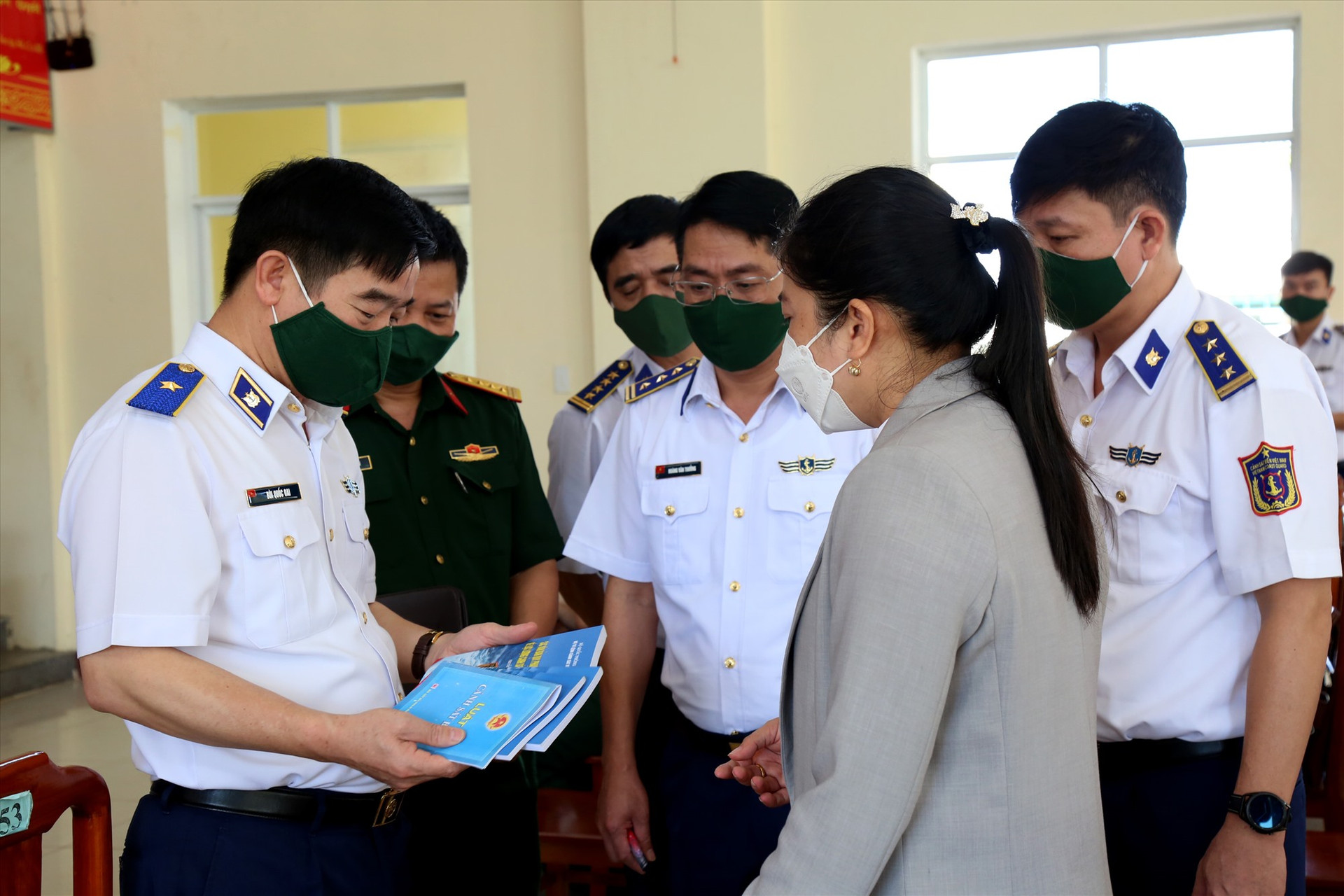 Thiếu tướng Bùi Quốc Oai kiểm tra việc thực hiện đề án tại xã Tam Quang. Ảnh: T.C