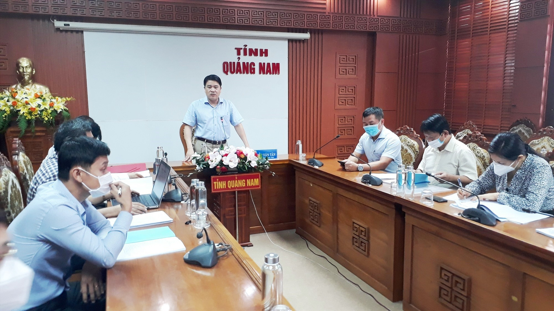 Phó Chủ tịch UBND tỉnh Trần Văn Tân đề nghị sớm hoàn thiện dự án Trường THPT Núi Thành báo cáo UBND tỉnh để trình HĐND tỉnh. Ảnh: X.P