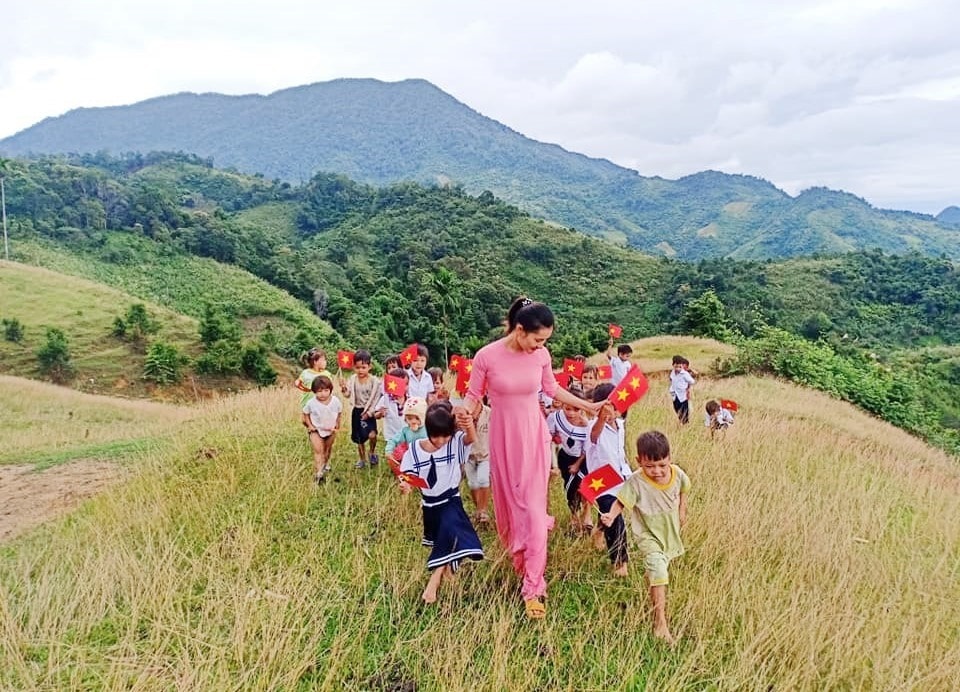 Cô Trà Thị Thu và các em học sinh trong lễ khai giảng năm học 2019 - 2020 ở điểm trường Tắk Pổ. Ảnh: Facebook cô giáo Trà Thị Thu