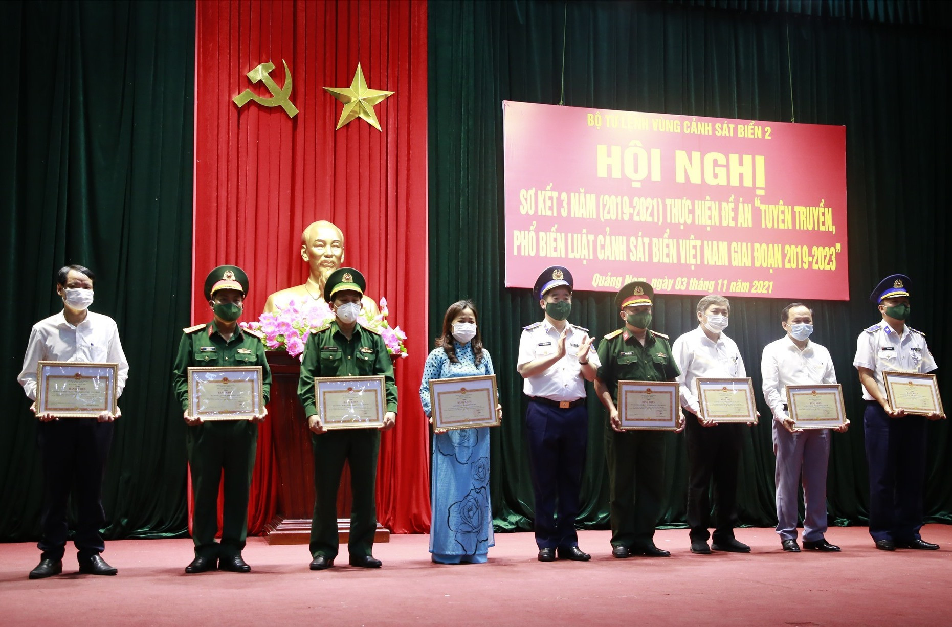Thiếu tướng Bùi Quốc Oai - Chính ủy Bộ tư lệnh Cảnh sát biển Việt Nam tặng bằng khen cho các tập thể có thành tích xuất sắc qua 3 năm thực hiện đề án. Ảnh: T.C
