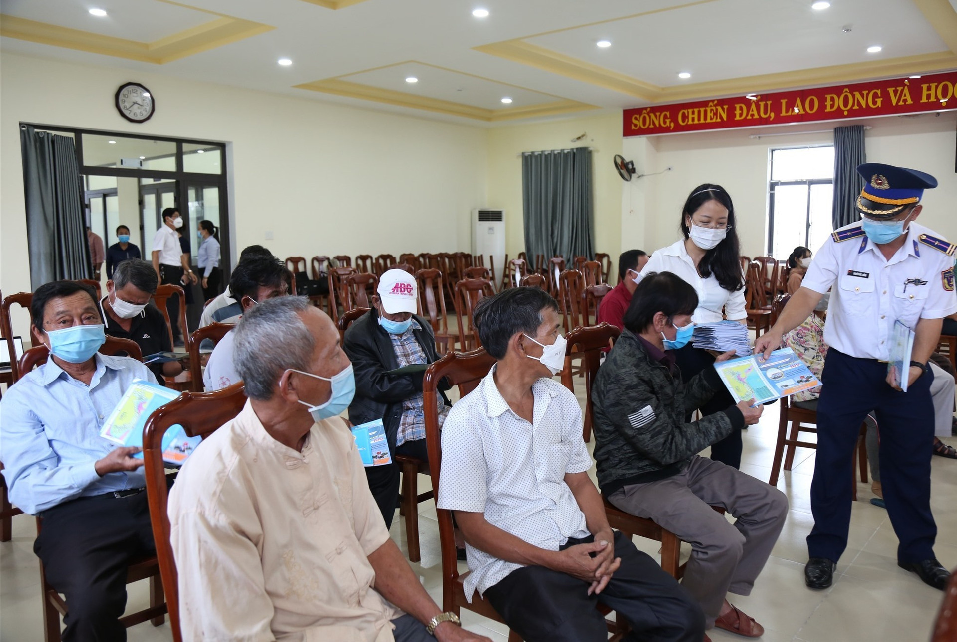 Bộ Tư lệnh Vùng Cảnh sát biển 2 đã cấp hơn 2.400 tờ rơi, tờ gấp có nội dung tuyên truyền về Luật Cảnh sát biển Việt Nam cho nhân dân. Ảnh: T.C