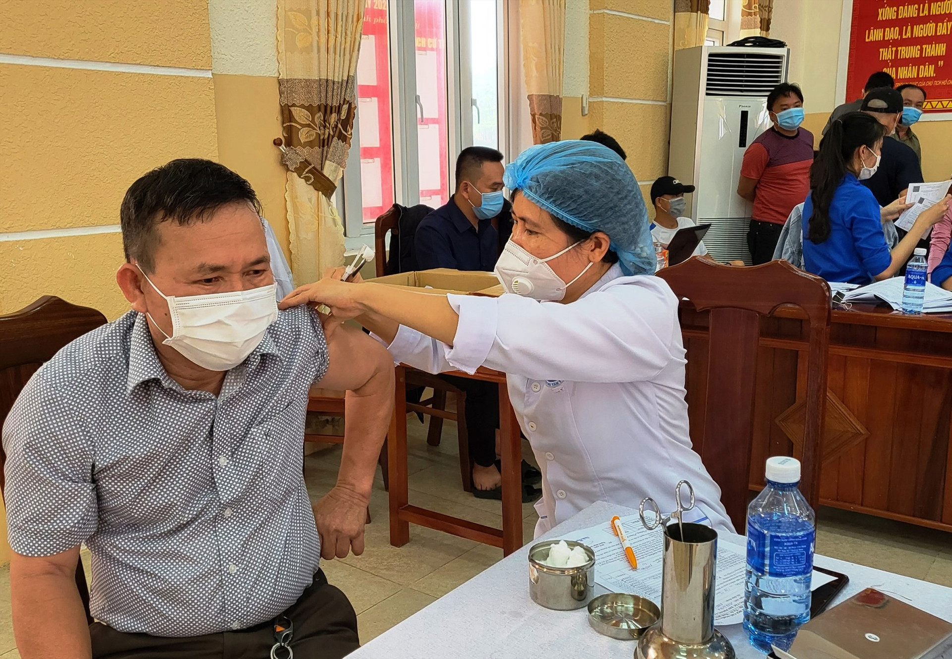 Người dân phường Tân Thạnh tiêm vắc xin phòng Covid-19. Ảnh: Q.S