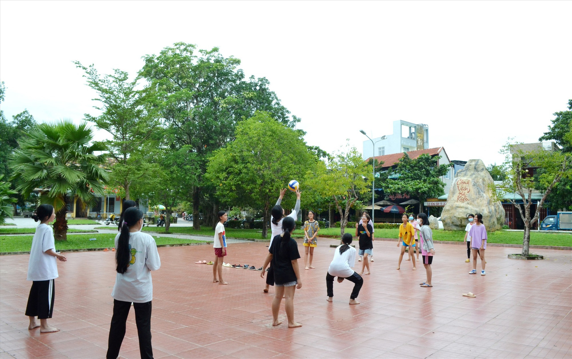 Các em học sinh vui chơi ở Công viên Hà Kiều (thị trấn Hà Lam). Ảnh: VIỆT NGUYỄN