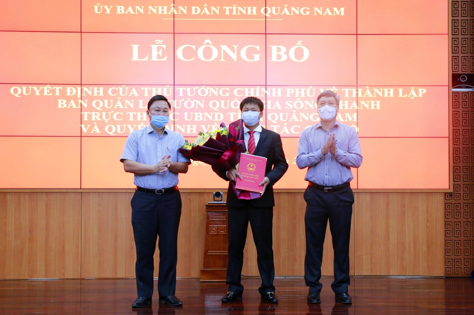 Chủ tịch UBND tỉnh Lê Trí Thanh và Phó Chủ tịch UBND tỉnh Hồ Quang Bửu trao quyết định bổ nhiệm cho ông Đinh Văn Hồng. Ảnh: T.C