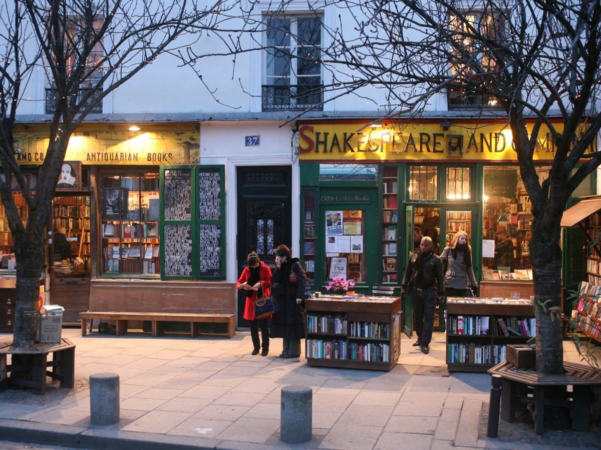 Shakespeare and Company, một hiệu sách nằm bên bờ sông Seine thơ mộng của Paris, là địa chỉ không thể bỏ qua của rất nhiều độc giả. Ảnh: Guardian