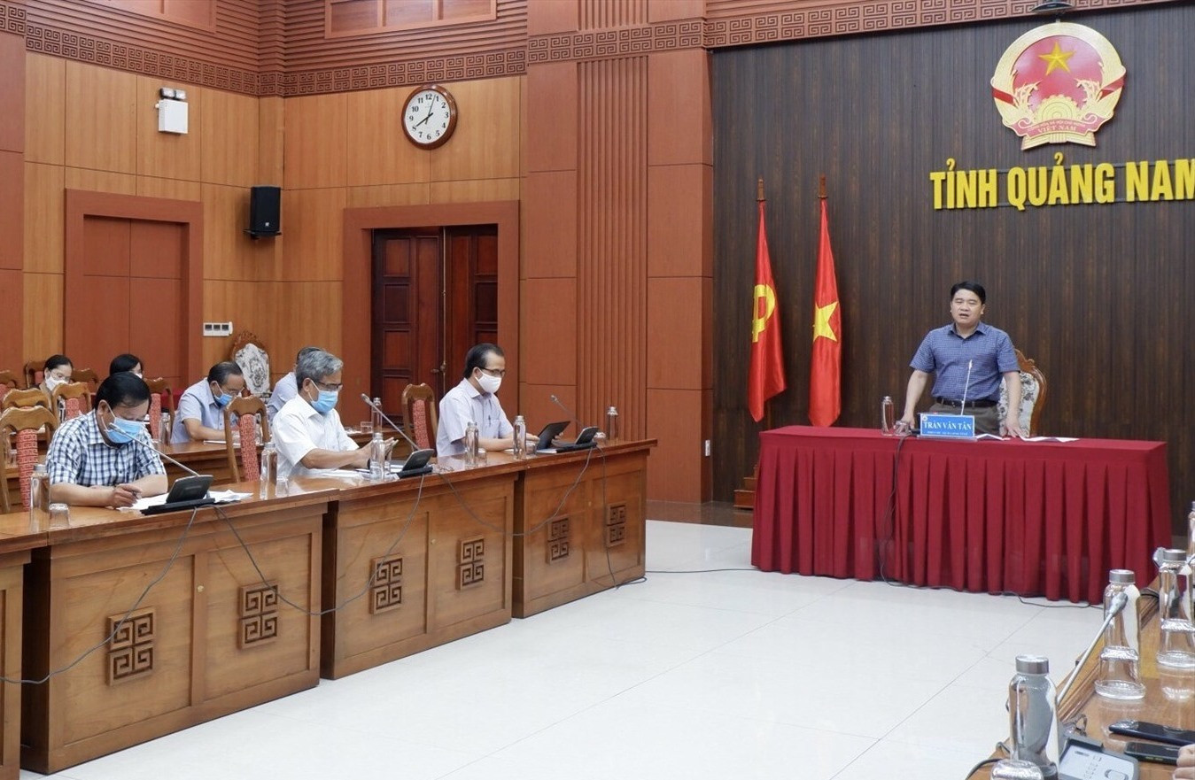 Phó Chủ tịch UBND tỉnh Trần Văn Tân chủ trì cuộc họp trực tuyến với 4 địa phương vào sáng nay 6.11. Ảnh: X.H