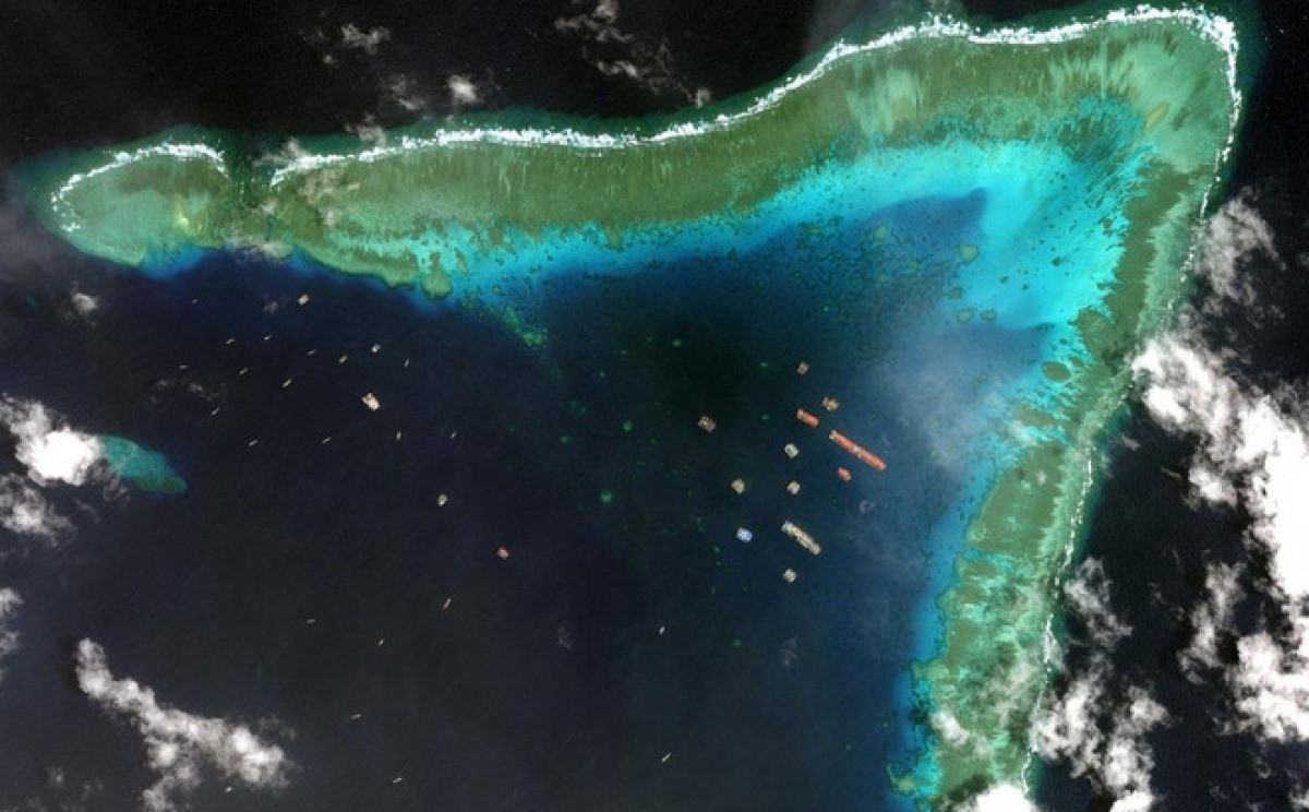 Hundreds of Chinese vessels anchor near the Bai Ba Dau (Whitsun Reef) in the Spratly archipelago of Vietnam (Photo: Maxar)