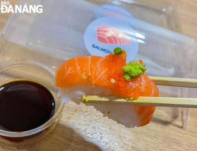 Món cơm cuộn cá hồi tại Salmon Club.