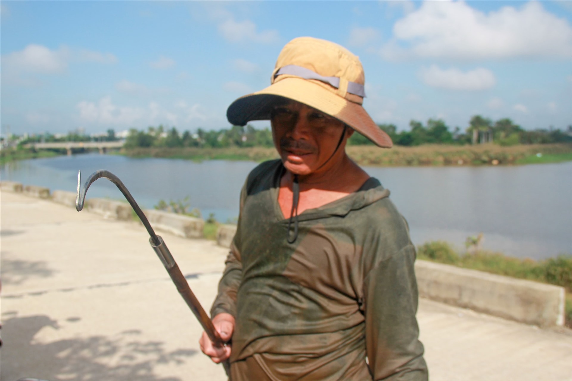 Dụng cụ cào lươn là một thanh sắt uốn hình chữ V để cào sâu xuống lớp bùn non đáy sông. Ảnh: T.L